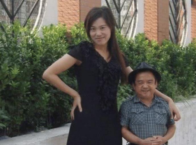 他身高一米二，却娶了4个老婆，香车配美女成国家一级演员