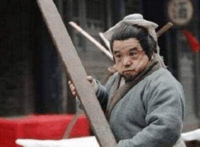 ​他身高一米二，却娶了4个老婆，香车配美女成国家一级演员