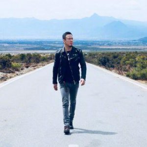 ​杨坤恋情曝光？牵手性感小姑娘看电影，网友：恭喜脱单！