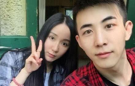 娄艺潇新恋情再被拍，搂肩牵手共回住所很是甜蜜，获网友祝福