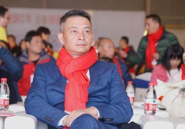 46岁李小双近况：身价过亿坐拥歌手娇妻，无奈结婚16年至今没孩子
