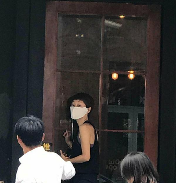 马伊琍现身餐厅被偶遇，离婚后的她瘦了太多，身形和鲁豫差不多