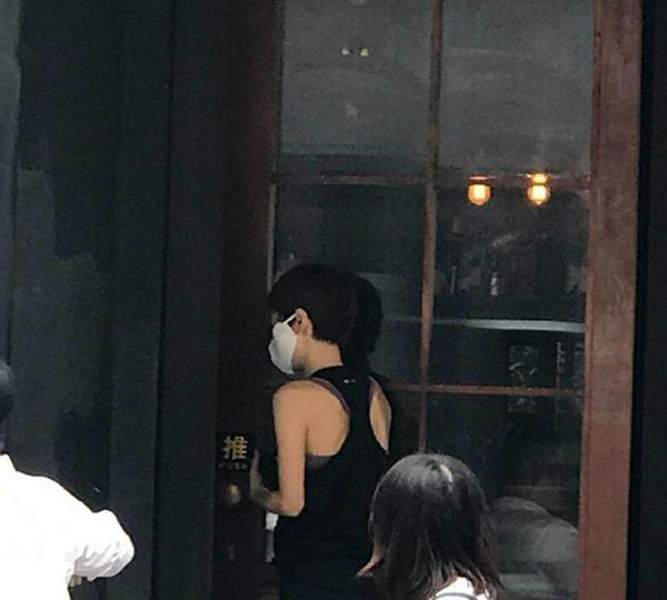 马伊琍现身餐厅被偶遇，离婚后的她瘦了太多，身形和鲁豫差不多