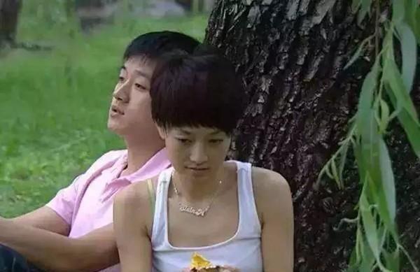马伊琍现身餐厅被偶遇，离婚后的她瘦了太多，身形和鲁豫差不多