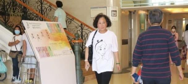 赌王三太似不满何超莲和窦骁恋情，被问到女儿何超莲黑脸离开