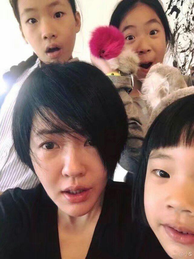 小S徐熙悌3个女儿正面照曝光，搞怪嘟嘴卖萌，画风异样！