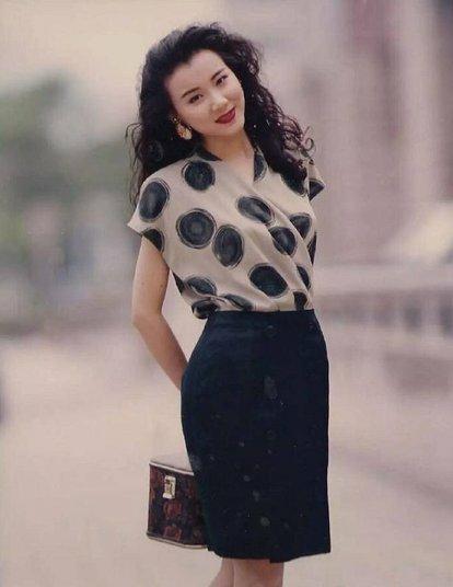 萧蔷年轻时清丽可人，五官精致，美得不可方物