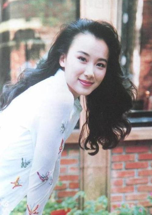 萧蔷年轻时清丽可人，五官精致，美得不可方物
