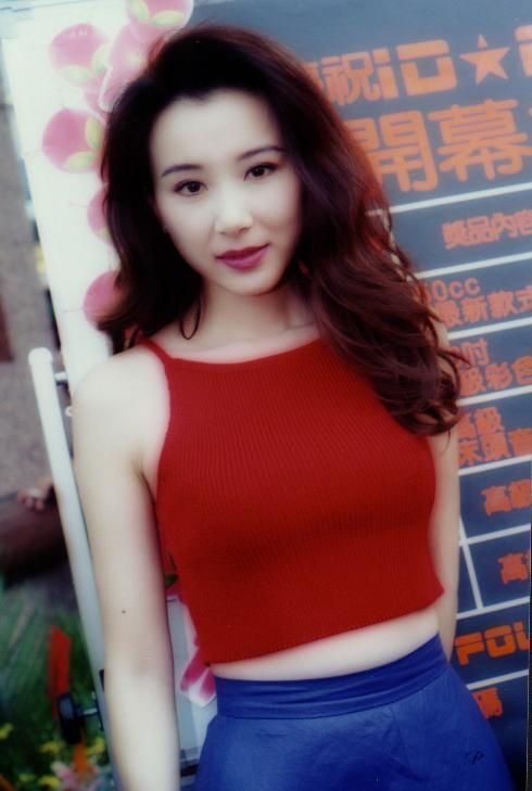 萧蔷年轻时清丽可人，五官精致，美得不可方物
