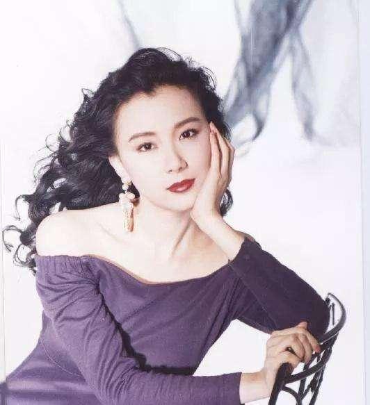 萧蔷年轻时清丽可人，五官精致，美得不可方物