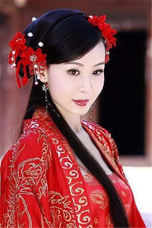 萧蔷年轻时清丽可人，五官精致，美得不可方物
