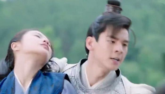 小女花不弃：小虾被剑射死，东方炻救小虾爆出真实身份，元崇吓懵