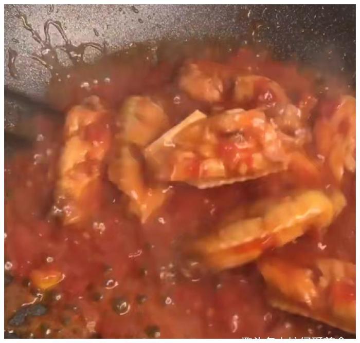 教你做鸡中翅新吃法，肉嫩酸甜多汁，好吃又下饭