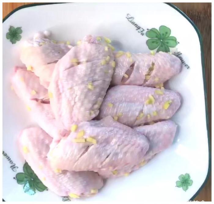 教你做鸡中翅新吃法，肉嫩酸甜多汁，好吃又下饭