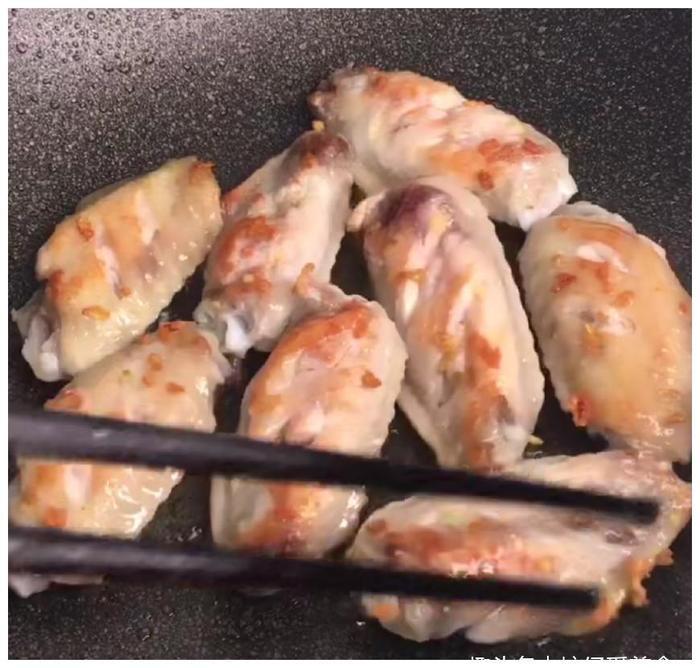 教你做鸡中翅新吃法，肉嫩酸甜多汁，好吃又下饭