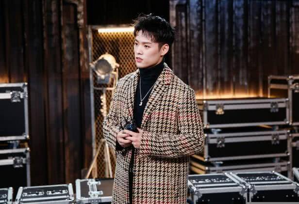 金晨街头热吻恋情疑曝光，现男友与前任邓伦即将同台