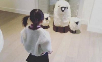 ​昆凌与女儿穿亲子装，正面照超萌，女儿和爸爸长得好像