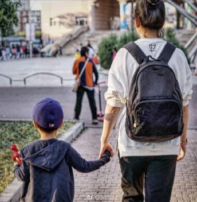 靳东妻子晒儿子近照 头戴黑色冷帽模仿蜘蛛侠模样超萌