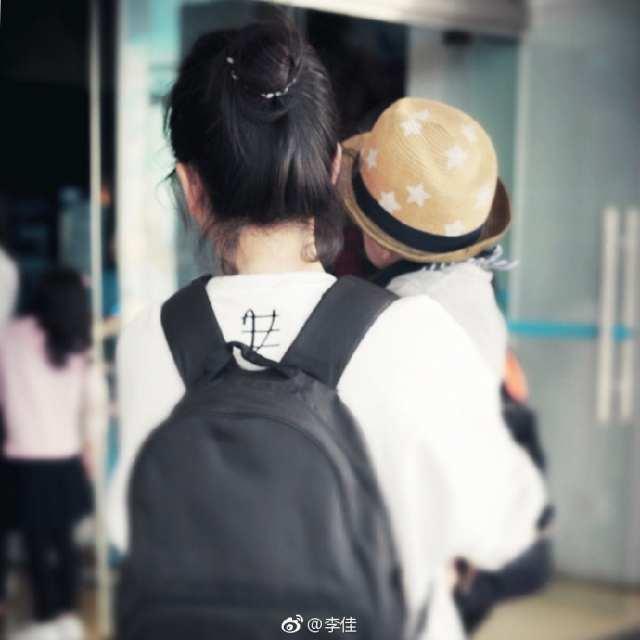靳东妻子晒儿子近照 头戴黑色冷帽模仿蜘蛛侠模样超萌