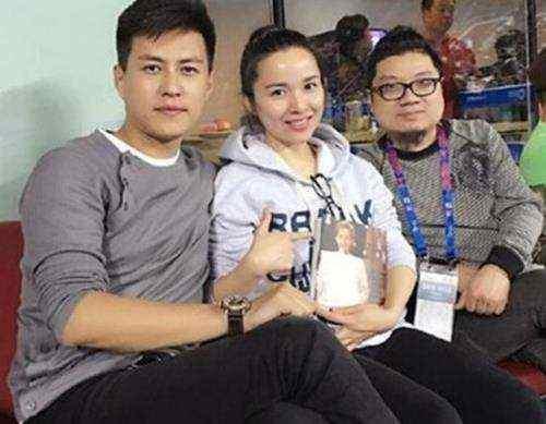 靳东妻子晒儿子近照 头戴黑色冷帽模仿蜘蛛侠模样超萌