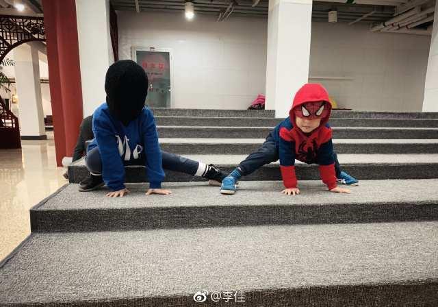 靳东妻子晒儿子近照 头戴黑色冷帽模仿蜘蛛侠模样超萌