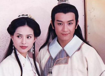 ​《天龙八部》演员合影，陈浩民李若彤郎才女貌，看着非常养眼
