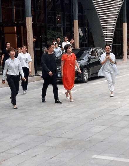 黄磊老婆怀三胎总统套房加十几个佣人