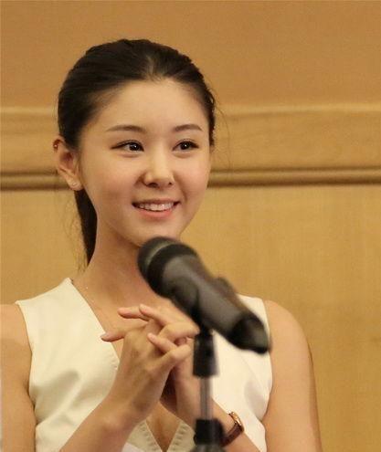 冯巩“女儿”李小萌，老公因她不拍吻戏，如今相恋12年依旧恩爱