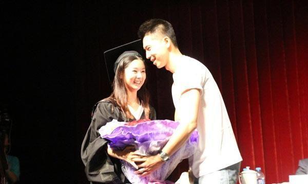 冯巩“女儿”李小萌，老公因她不拍吻戏，如今相恋12年依旧恩爱