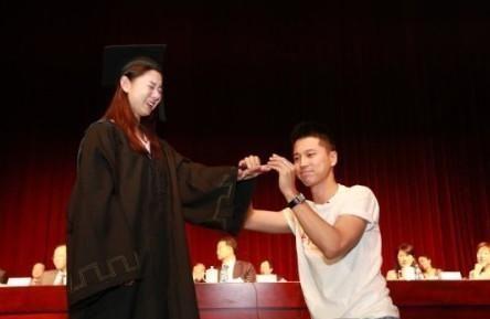 冯巩“女儿”李小萌，老公因她不拍吻戏，如今相恋12年依旧恩爱