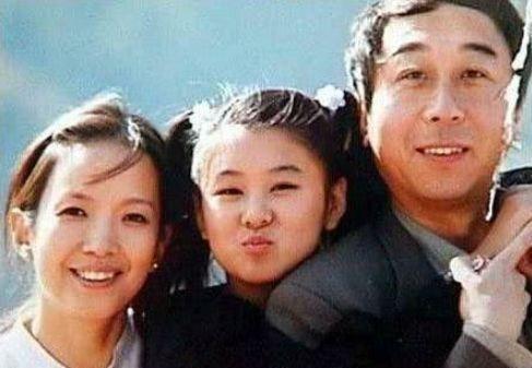 冯巩“女儿”李小萌，老公因她不拍吻戏，如今相恋12年依旧恩爱