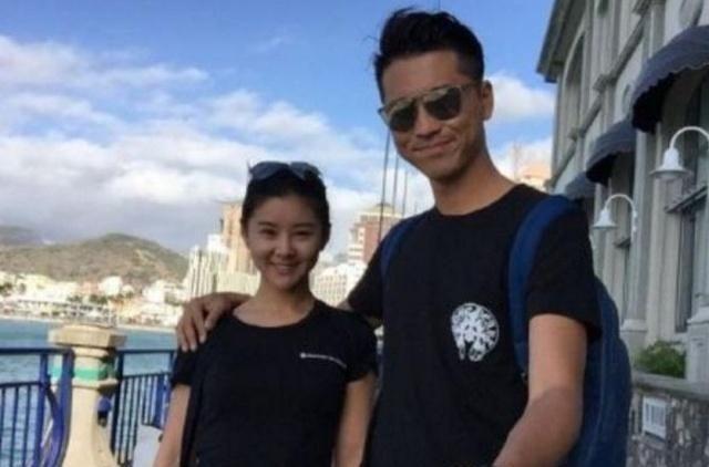 冯巩“女儿”李小萌，老公因她不拍吻戏，如今相恋12年依旧恩爱