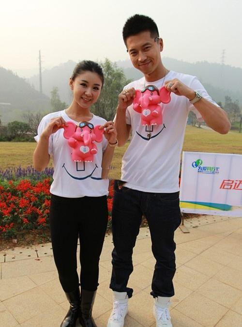 冯巩“女儿”李小萌，老公因她不拍吻戏，如今相恋12年依旧恩爱