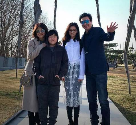 黄磊女儿多多窜成高个儿美女！合影手腕过裆，13岁170cm没