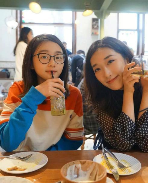 黄磊女儿多多窜成高个儿美女！合影手腕过裆，13岁170cm没