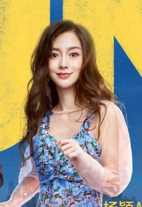 黄磊女儿多多窜成高个儿美女！合影手腕过裆，13岁170cm没