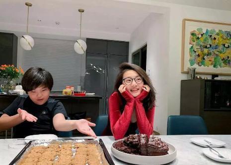 黄磊女儿多多窜成高个儿美女！合影手腕过裆，13岁170cm没