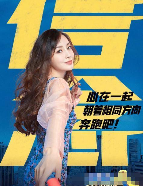 黄磊女儿多多窜成高个儿美女！合影手腕过裆，13岁170cm没