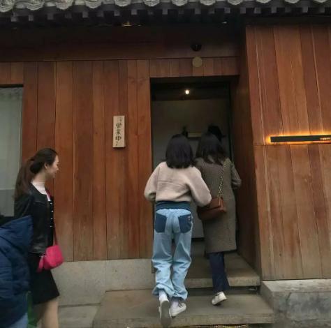 黄磊女儿多多窜成高个儿美女！合影手腕过裆，13岁170cm没