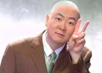 ​同是春晚的当红演员，郭冬临堪称人生赢家，而他却因一场感冒去世