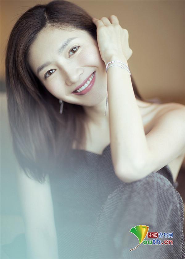 江疏影写真光影自带梦幻效果 长发披肩显楚楚可人