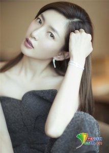 ​江疏影写真光影自带梦幻效果 长发披肩显楚楚可人