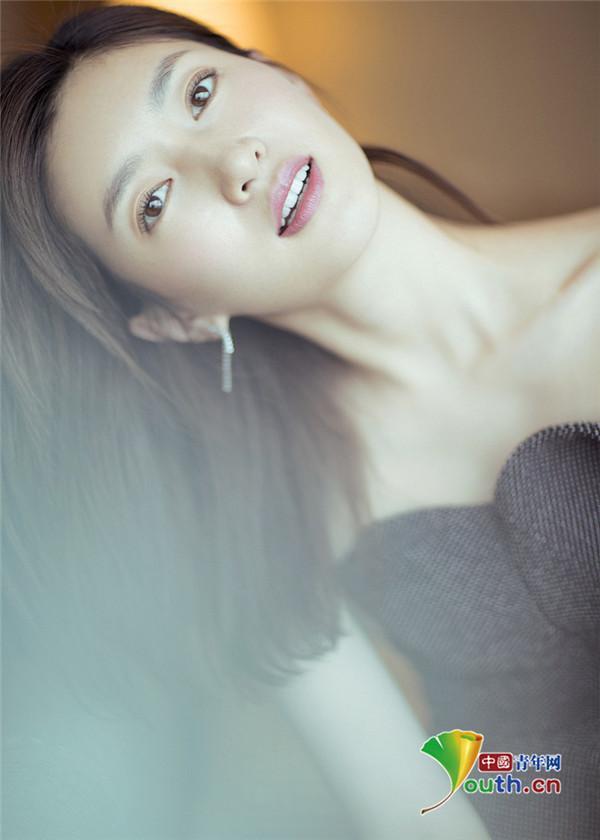 江疏影写真光影自带梦幻效果 长发披肩显楚楚可人