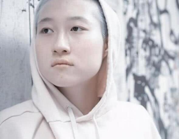 小龙女吴卓林消失半年后现身加拿大，身形暴瘦直呼“我想找我爸”