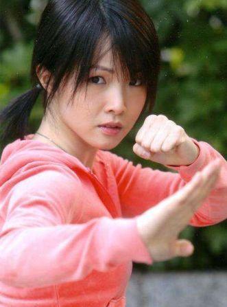 蝎子腿功俊俏女郎，甄子菁巴结美容圣手常好打架哥帮摆平