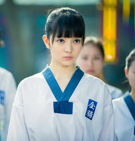 还记得《巴啦啦小魔仙》中的小蓝吗 原来她是赵本山的干女儿