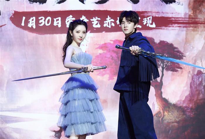 还记得《巴啦啦小魔仙》中的小蓝吗 原来她是赵本山的干女儿