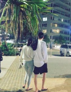 ​金宇彬申敏儿澳洲约会照曝光，画面温馨甜蜜
