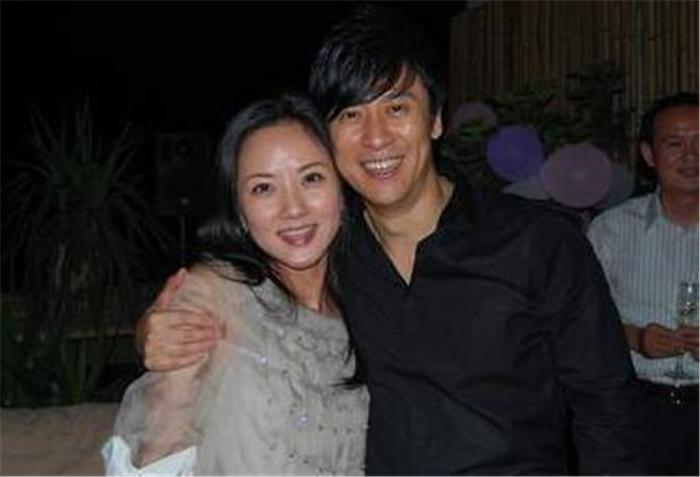 49岁解晓东结婚25年妻子依旧神秘，儿子牛牛20岁超帅