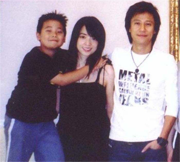 49岁解晓东结婚25年妻子依旧神秘，儿子牛牛20岁超帅
